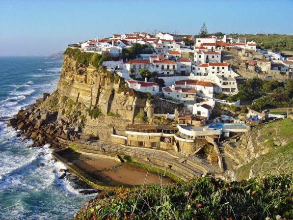 Portekiz - Küçük bir sahil kasabası olan Azenhas do Mar'ın görünümü
