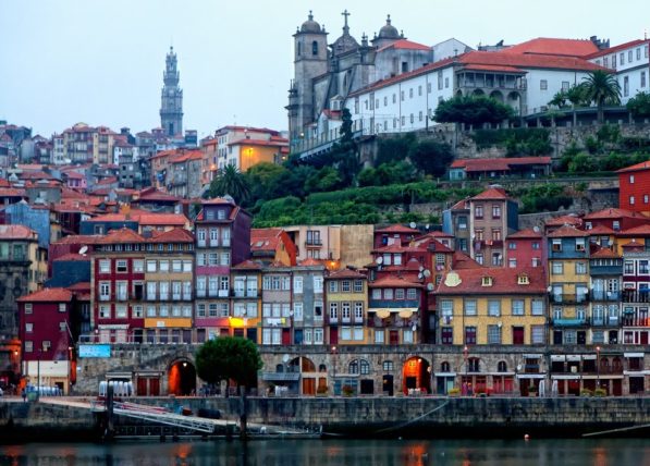 Portekiz - Porto'nun renkli evlerinden görünüm